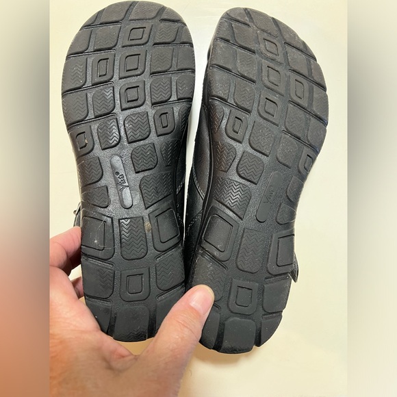 Yuu women’s size 9M Mary Jane’s with diagonal strap top of foot. Black - Picture 3 of 7